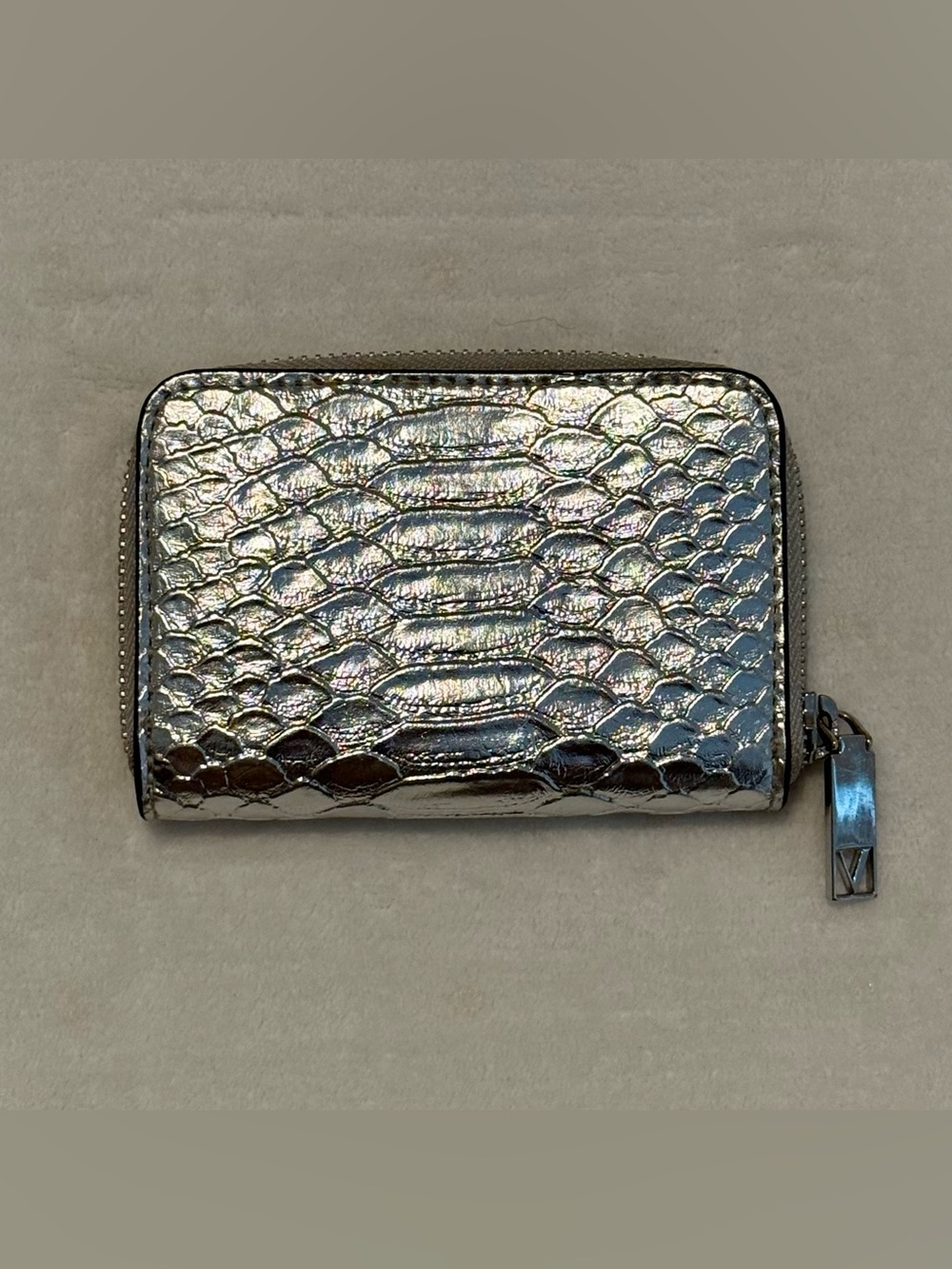 Victoria Secret Silver Metallic Snakeskin Embossed Zip Around Coin & Card Wallet - Picture 2 of 6